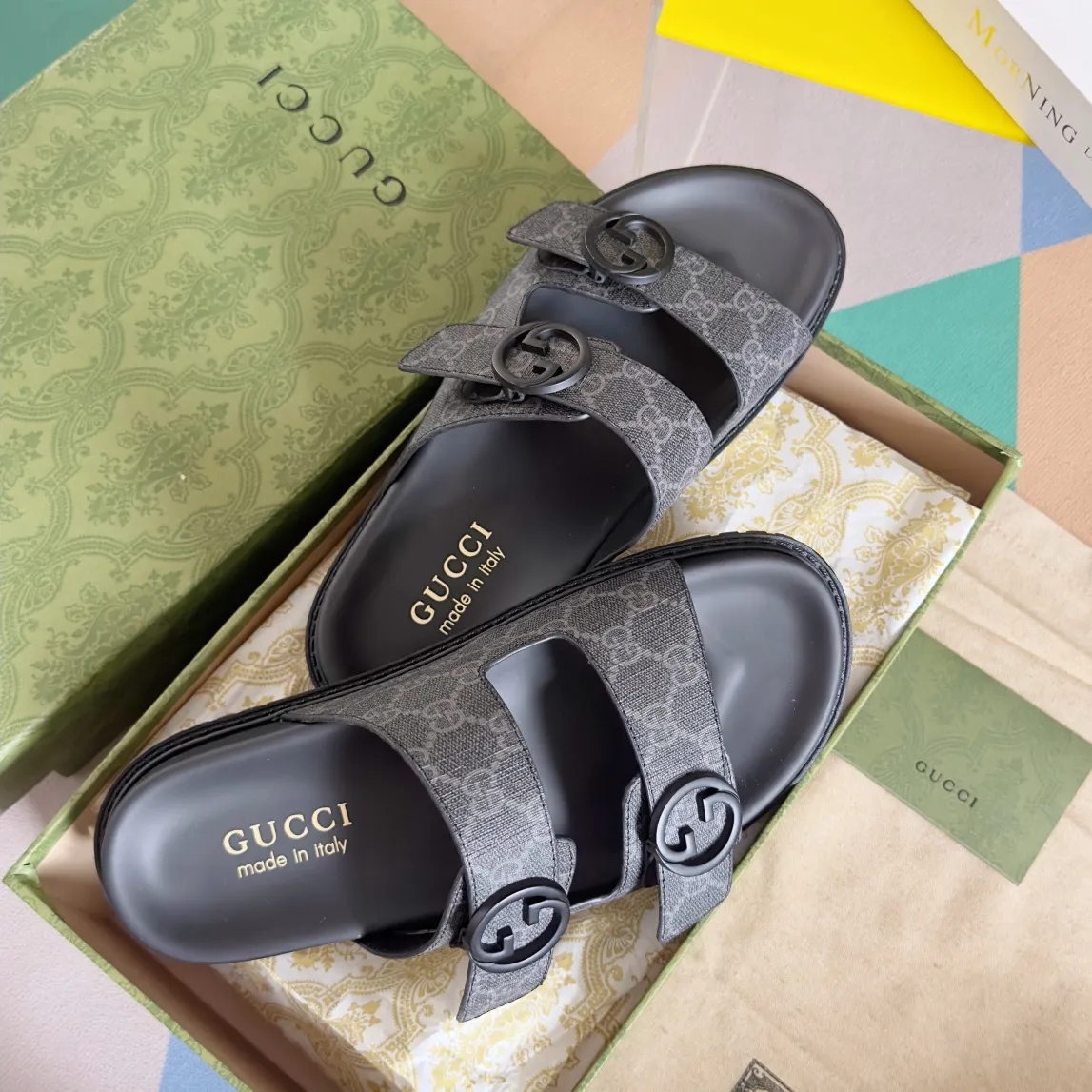 [G Home] Men's Men's Shoes💰: 300💰Size: 38-45 🆕2024Gucci Gucci Summer New Style Double G Presbyopia Flip-flops Cross Sandals Thick Sole Slippers Beach Shoes Original Purchase and Development Production G family's 2024 new summer dark horse items, fashion bloggers at home and abroad have put on the show, and it has become popular on social platforms at home and abroad. Fashionistas must pay for it, and they spend a lot of money to create ingenious craftsmanship and accurately restore every detail. Exquisite packaging at the delivery counter🛍📦 ▪️ Fabric: Original imported double G presbyopic leather ▪️ Lining: Original imported leather ▪️ Sole: Original open molded T men's shoes 💰U outsole ▪️ Bottom thickness: 3CM